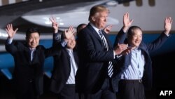 美国总统川普（右二）和曾被朝鲜关押的三名韩裔美国人走下刚刚抵美的飞机，走在马里兰州安德鲁斯联合基地的停机坪上。（2018年5月10日）