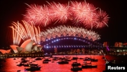 Kembang api terlihat di atas Pelabuhan Sydney saat perayaan Malam Tahun Baru di Sydney, Australia, 1 Januari 2022. (Foto: REUTERS/Jaimi Joy)