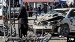 Pakistan'da genel seçimlerin yapılmasından bir gün önce meydana gelen saldırıların sorumluluğunu henüz üstlenen olmadı.
