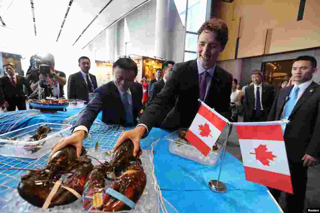 会外活动：加拿大总理贾斯廷&middot;特鲁多(Justin Trudeau)和阿里巴巴公司CEO马云在阿里巴巴的西溪园区拿龙虾（2016年9月3日））