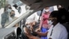 Rebecca Makyeli, kanan, melatih pengemudi baru dalam keterampilan bela diri di Kampala, Uganda, 28 September 2020. (Foto: AP)