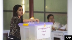 မှတ်တမ်းဓါတ်ပုံ -၂၀၁၅ နိုဝင်ဘာတုန်းက မဲဆန္ဒရှင်တဦး မဲထည့်နေစဉ် 