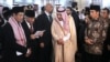 Raja Saudi Salman didampingi Presiden Jokowi dan Imam Besar Masjid Istiqlal Nasarudin Umar di Masjid Istiqlal Jakarta, Kamis 2/3 (Foto: Setpres RI).