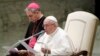 Paus Fransiskus menyampaikan sambutan di Aula Paul VI dalam pertemuan mingguan dengan umat Katholik di Vatikan, 6 Februari 2019.