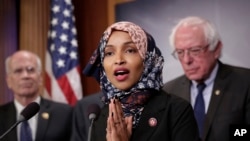 Anggota Kongres, Ilhan Omar (tengah), di antara rekan-rekan anggota Kongres dalam konferensi pers di Capitol Hill, Washington, 10 Januari 2019.