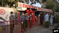 Zdravstveni radnici na ulazu u bolnicu u Kabulu (Foto: Hoshang HASHIMI / AFP)