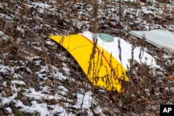 Komad krhotina iz teretnog aviona DHL-a koji se srušio na kuću vidi se u blizini litvanske prestonice Vilnjusa, Litvanija, 25. novembar, 2024. (Foto: AP/Mindaugas Kulbis)