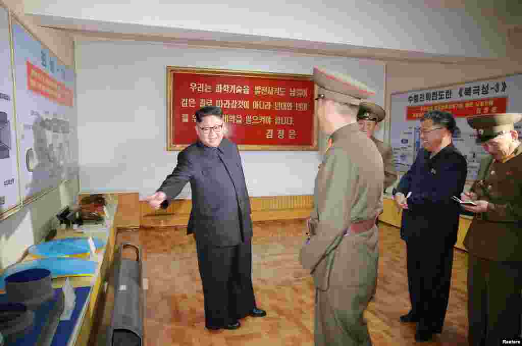 북한의 김정은 국무위원장이 대륙간탄도미사일(ICBM) 소재를 개발·생산하는 국방과학원 화학재료연구소를 시찰했다고 조선중앙통신이 23일 보도했다. 사진 오른쪽에 '수중전략탄도탄 북극성-3'이라고 적힌 미사일 설명판이 보인다.