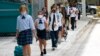 Sejumlah siswa berjalan keluar dari iPrep Academy pada hari pertama dilaksanakannya kembali pembelajaran tatap muka di sekolah tersebut yang terletak di Miami, Florida, pada 23 Agustus 2021. (Foto: AP/Lynnes Sladky)