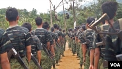 資料照片：若開軍新兵在克欽邦萊扎大本營攀登繩索。 （美國之音照片）