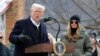 Prezidan Donald Trump ak premye dam Melania Trump bo kote li, pale apre rankont li ak sitwayen ki gen kay yo ki andomaje apre pasaj siklon Helene nan Swannanoa, Kawolin di No, 24 Janvye 2025. 