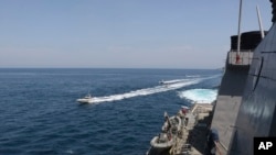 美國海軍公佈的照片顯示，伊朗共和國衛隊的艦艇在科威特附近的波斯灣海域駛近美國軍艦。(2020年4月15日)