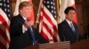 美國總統川普（左）在他的亞洲之行期間訪問日本時與日本首相安倍晉三舉行聯合記者會。 （2017年11月6日）
