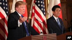 美國總統川普（左）在他的亞洲之行期間訪問日本時與日本首相安倍晉三舉行聯合記者會。 （2017年11月6日）