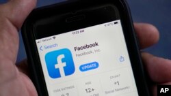 Dalam foto ilustrasi yang diambil pada 23 April 2021 ini tampak logo dari media sosial Facebook yang terdapat pada app store dalam sebuah smartphone. Facebook berada dalam situasi sulit setelah mantan pegawainya membeberkan laporan yang menyudutkan perusahaan itu. (Foto: AP)