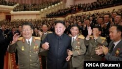 朝鲜领导人金正恩在平壤出席庆祝第六次核试验氢弹试爆成功的庆功会 。（2017年9月10日）