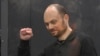 Politisi oposisi Rusia Vladimir Kara-Murza saat hadir dalam persidangan di Pengadilan Kota Moskow di Moskow, Rusia, pada 31 Juli 2023. (Foto: AP)