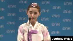 아일랜드 수도 더블린에서 지난 15일부터 18일까지 2014 세계 젊은 지도자 회의 (One Young World Summit 2014)에서 탈북 여대생 박연미 씨가 연설하고 있다.