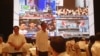 Capres petahana Joko Widodo dan sejumlah petinggi TKN ikut menyaksikan hitung cepat atau quick count yang dilakukan beberapa lembaga survei di Djakarta Theatre Jakarta Rabu sore (17/4). (Foto courtesy : TKN Jokowi-Ma'ruf )