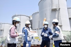Direktur Jenderal IAEA Rafael Grossi mengunjungi pembangkit listrik tenaga nuklir Fukushima Daiichi, Fukushima, Jepang. (Foto: Kyodo/via REUTERS)