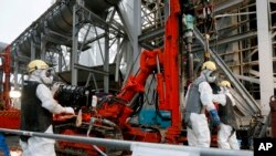 Para pekerja di reaktor Tokyo Electric Power Co. di Fukushima, Jepang. (Foto: Dok)