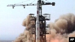 這張2009年四月五日的資料圖片顯示﹐北韓正發射一枚導彈。