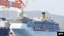 Kapal Pesiar Costa Atlantica berlabuh di pelabuhan Nagasaki, Jepang, 22 April 2020. 