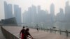 Langit Penuh Kabut Asap Membuat Kesal Turis dan Warga Singapura