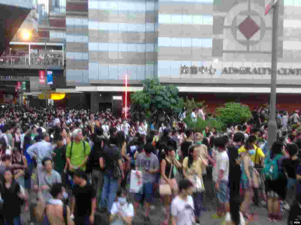 港人聲援佔中抗拒警方封鎖中環金鐘多處癱瘓(美國之音海彥拍攝)