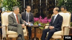 PM Singapura Lee Hsien Loong (kiri) menerima kunjungan Presiden Burma, Thein Sein (30/1).