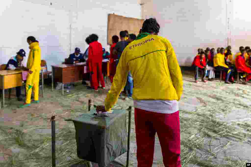 A man casts his vote in Ethiopia's general election in Addis Ababa, May 24, 2015.
