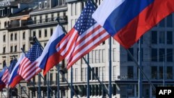 Bendera AS dan Rusia berkibar di jembatan Mont-Blanc menjelang KTT AS-Rusia, pada 15 Juni 2021 di Jenewa. (Foto: AFP/Sebastien Bozon)