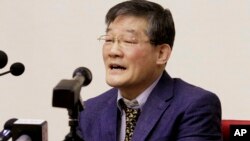 지난 2016년 3월 북한에 억류 중인 한국계 미국인 김동철 씨가 평양 인민문화궁전에서 열린 기자회견에서 간첩 혐의를 인정했다고 조선중앙통신이 보도했다.