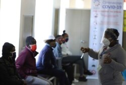 Seorang petugas medis memberikan keterangan di hadapan para sukarelawan yang akan mendapatkan vaksin pertama, di rumah sakit Chris Hani Baragwanath, Soweto, di Johannesburg, Rabu, 24 Juni 2020.