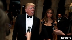 Novoizabrani predsednik SAD Donald Tramp razgovara sa novinarima nakon što je sa suprugom Melanijom Tramp stigao na doček Nove godine sa gostima i članovima kluba Mar-a-lago u Palm Biču, Florida, 31. decembra 2016. (REUTERS/Jonathan Ernst - RTX2X3T4)