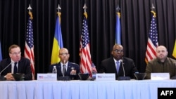 Nga e majta, ministria gjerman i Mbrojtjes, Boris Pistorius, shefi i shtabit të ushtrisë amerikane Charles Q. Brown, sekretari i Mbrojtjes Lloyd Austin and ministri i Mbrojtjes i Ukrainës Rustem Umerov (Gjermani, Baza Ajrore Ramstein, 19 mars 2024)