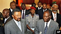Jean Ping Comissário da União Africana ao lado do presidente Alassane Ouattara da Costa do Marfim (arquivo)