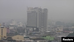 Kabut asap menyelimuti distrik Muang di provinsi Yala, Thailand Selatan (22/10). (Reuters/Surapan Boonthanom)