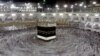 حجاج حین طواف در اطراف کعبۀ شریف