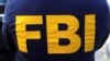 ARHIVA: FBI logo na majci agenta u Njujorku (Foto: REUTERS/Carlo Allegri)