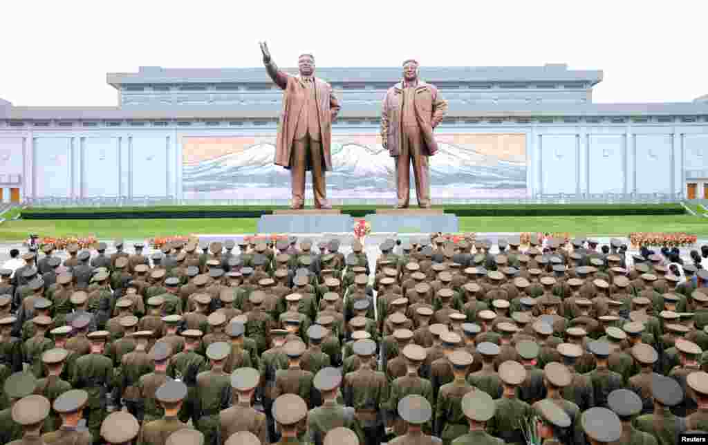 광복 72주년을 맞아 북한 군인들이 평양 만수대 언덕의 김일성·김정일 부자 동상에 참배하고 있다.