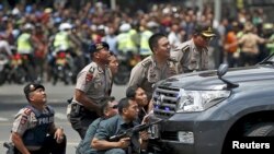 Polisi Indonesia di dekat lokasi ledakan di jalan MH Thamrin, Jakarta, 14 Januari 2016 (Foto: dok).
