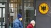 Kedutaan Jerman di Kyiv, Ukraina, 24 Januari 2022. (REUTERS/Gleb Garanich)