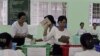  ရွေးကောက်ပွဲ ကော်မရှင်မှ တာဝန်ရှိသူများ မဲရေတွက်နေစဉ်။ နိုဝင်ဘာ ၇၊ ၂၀၁၀။