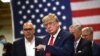 Presiden AS Donald Trump saat meninjau pabrik Honeywell International yang membuat alat perlindungan diri medis di Phoenix, Arizona, 5 Mei 2020. (Foto: AFP)