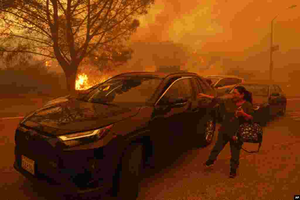 Uma mulher chora enquanto o incêndio em Palisades avança no bairro de Pacific Palisades, em Los Angeles, a 7 de janeiro de 2025.