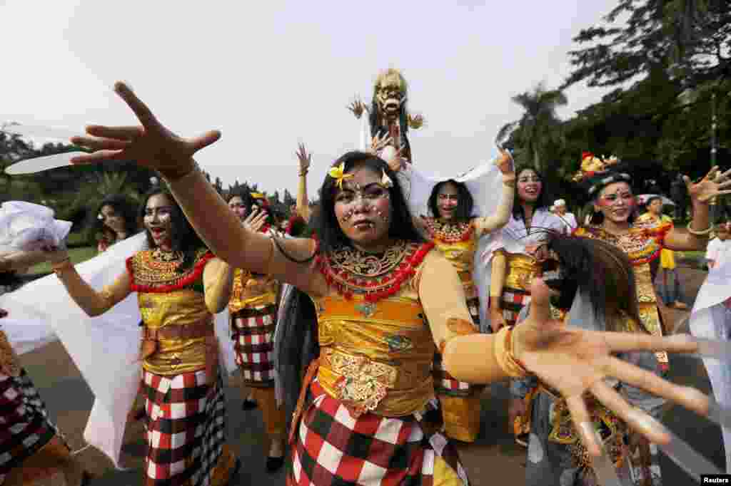 Para penari Bali tampil di jalan sebelum dimulainya hari Nyepi di Jakarta. 