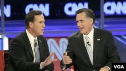 Rick Santorum (kiri) dan Mitt Romney dalam acara debat di Mesa, Arizona (22/2). Romney diperkirakan menang di negarabagian Arizona.
