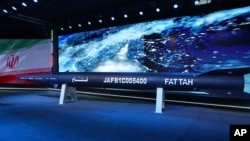 Rudal Fattah diluncurkan di Teheran, Iran, Selasa 6 Juni 2023. Iran mengklaim telah menciptakan rudal hipersonik yang mampu melakukan perjalanan dengan kecepatan 15 kali kecepatan suara.(Foto: via AP)