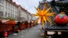 Seorang polisi, kanan, berdiri di Pasar Natal, tempat sebuah mobil menabrak kerumunan pada Jumat malam, di Magdeburg, Jerman, Sabtu, 21 Desember 2024. (Michael Probst/AP)